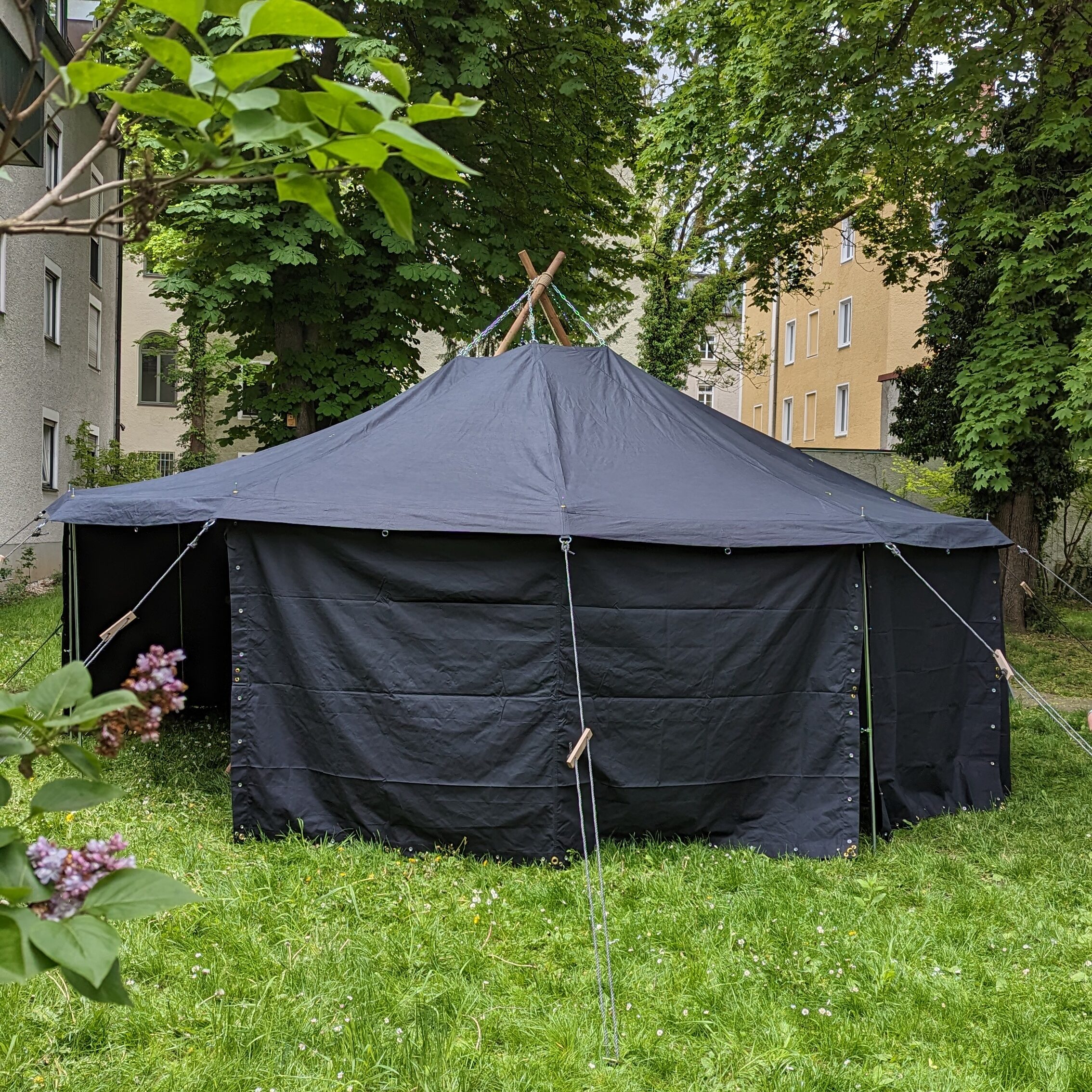 Pfadfinder Jurte im Garten der Himmelfahrtskirche in Sendling